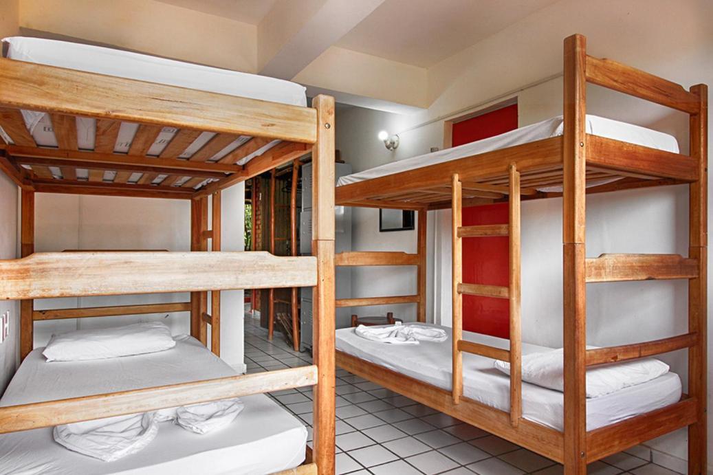 Novos Baianos Hostel E Pousada ปอร์โตเซกูโร ภายนอก รูปภาพ A typical room at a youth hostel